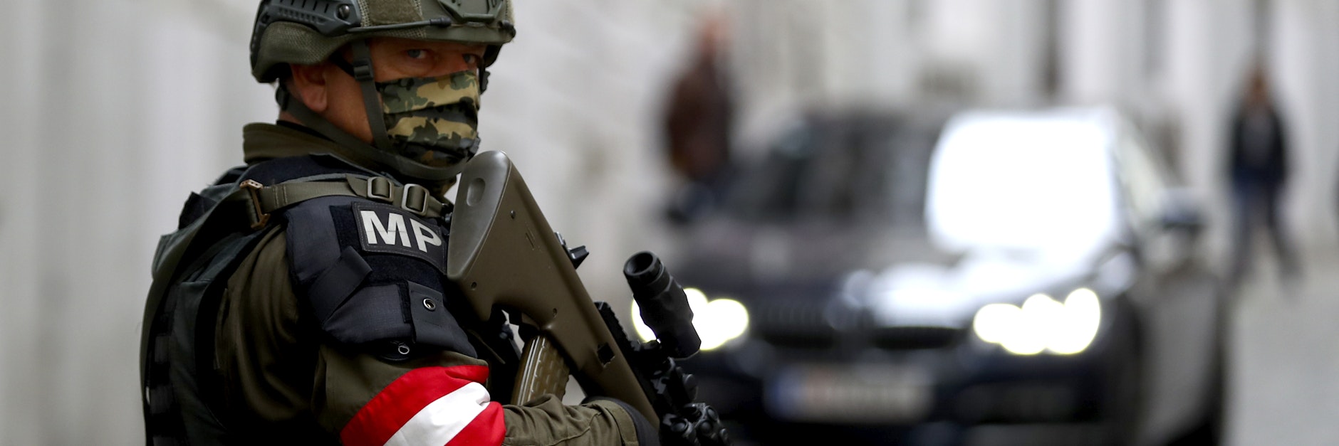 Ein bewaffneter&nbsp;Beamter der österreichischen Militärpolizei bewacht den Tatort nach dem Terroranschlag am 2. Novemeber nahe der Synagoge im&nbsp;Wiener Stadtzentrum.&nbsp;