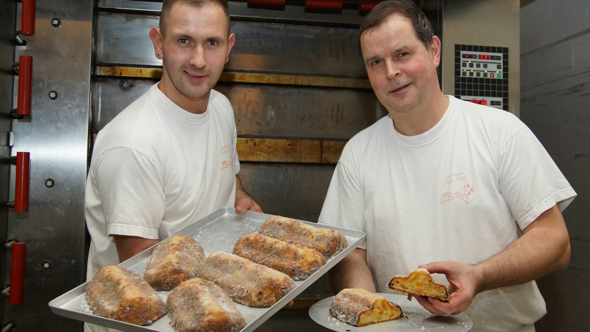 Vater und Sohn arbeiten Hand in Hand: Christian (l.) und Thorsten Scholz backen Berlins beste Stollen.