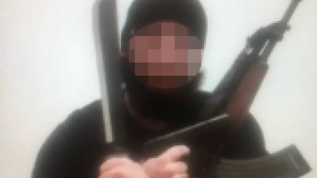 Kujtim Fejzulai (20), der mutmaßliche Attentäter posierte mit Waffen im Internet.