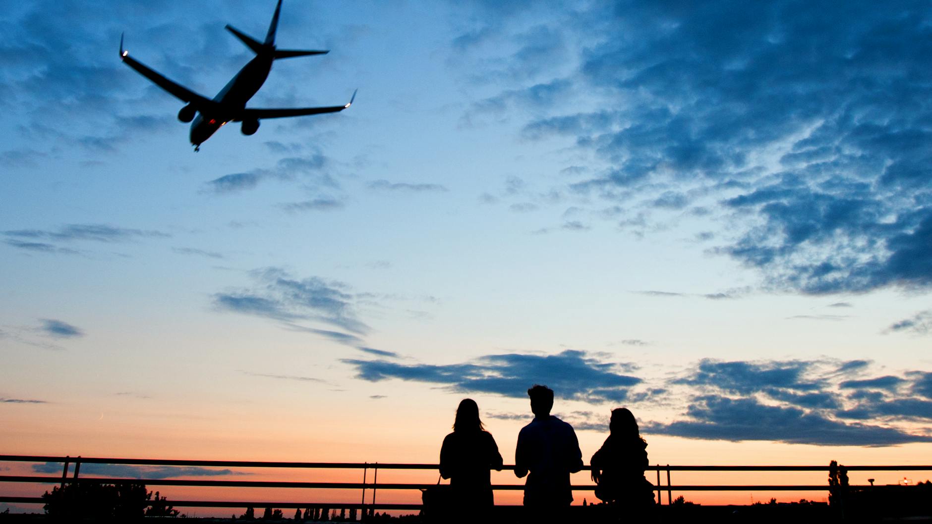 Ein Flugzeug landet in Tegel – bald ist das Vergangenheit.