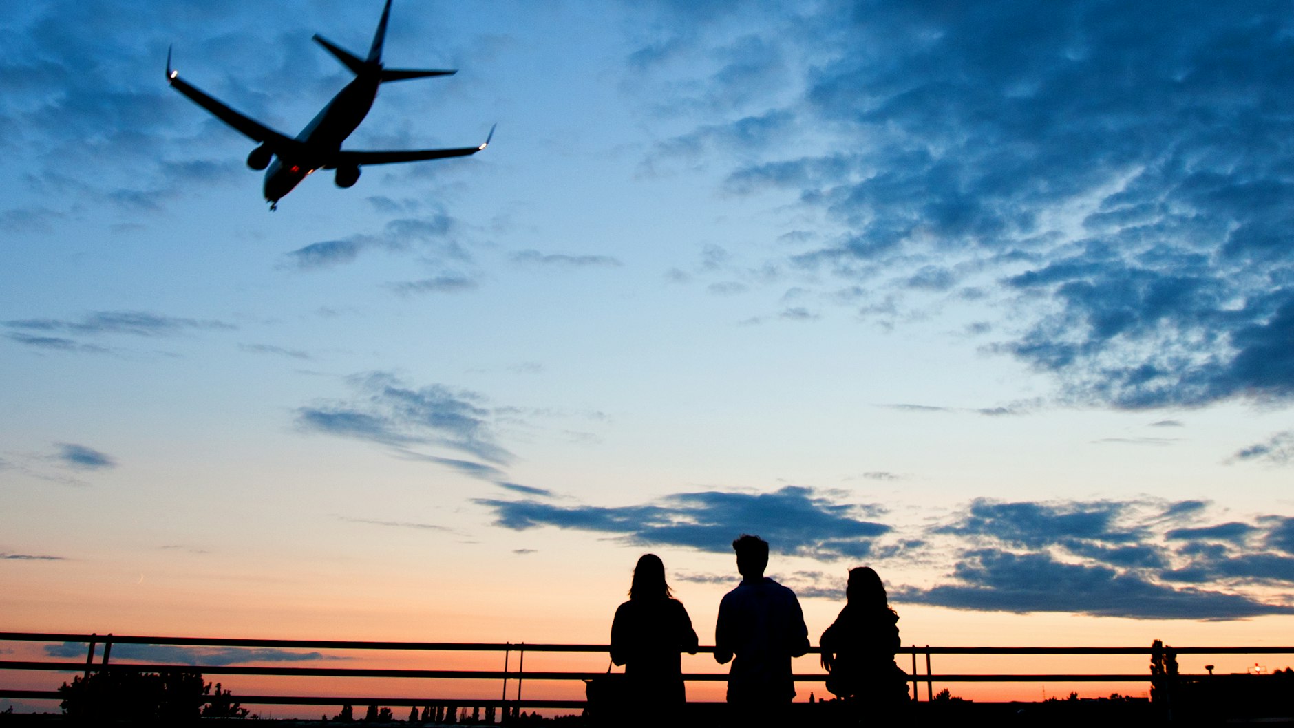 Ein Flugzeug landet in Tegel – bald ist das Vergangenheit.
