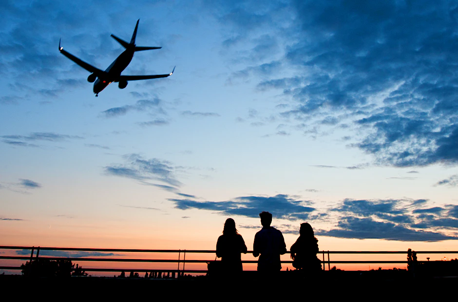 Ein Flugzeug landet in Tegel – bald ist das Vergangenheit.