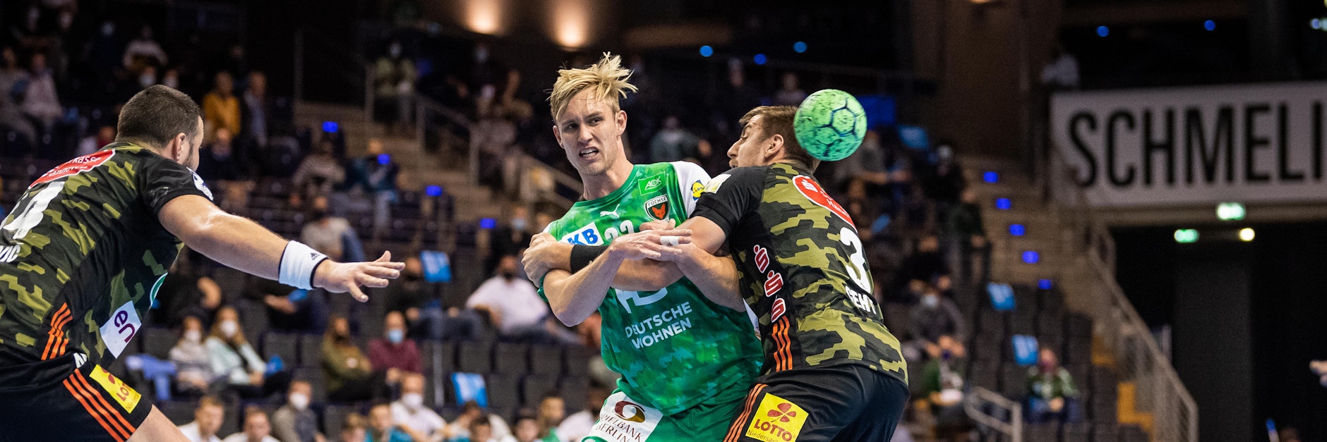 Fuchs Marian Michalczik versucht, an Hannover Nejc Cehte vorbeizukommen.