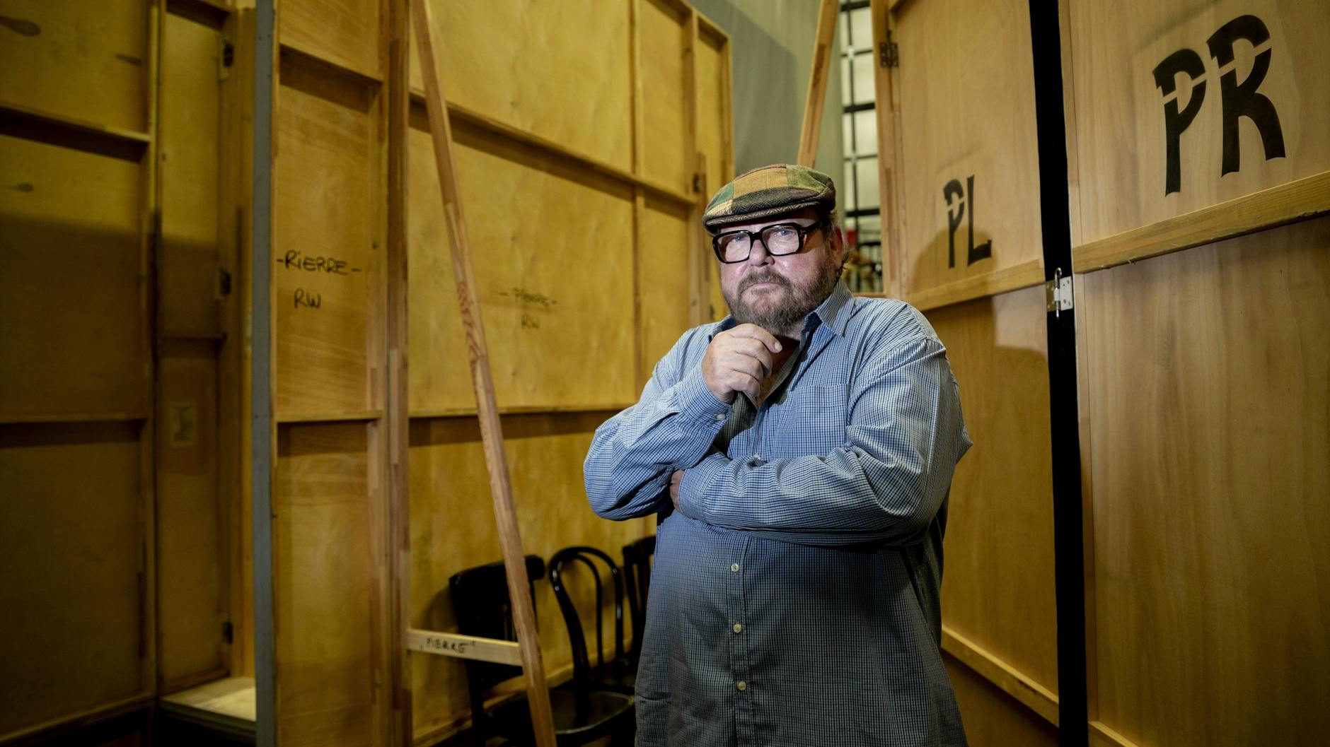 Der Schauspieler Walter Plathe steht im Schiller Theater zwischen Kulissen.