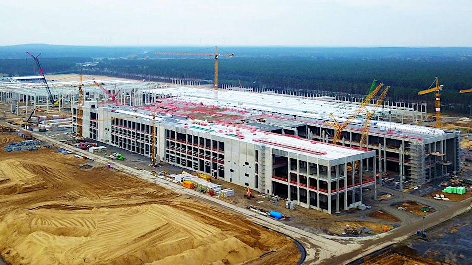 Rohbau fast fertig: Die Baustelle der Gigafabrik in Grünheide am 18. Oktober.