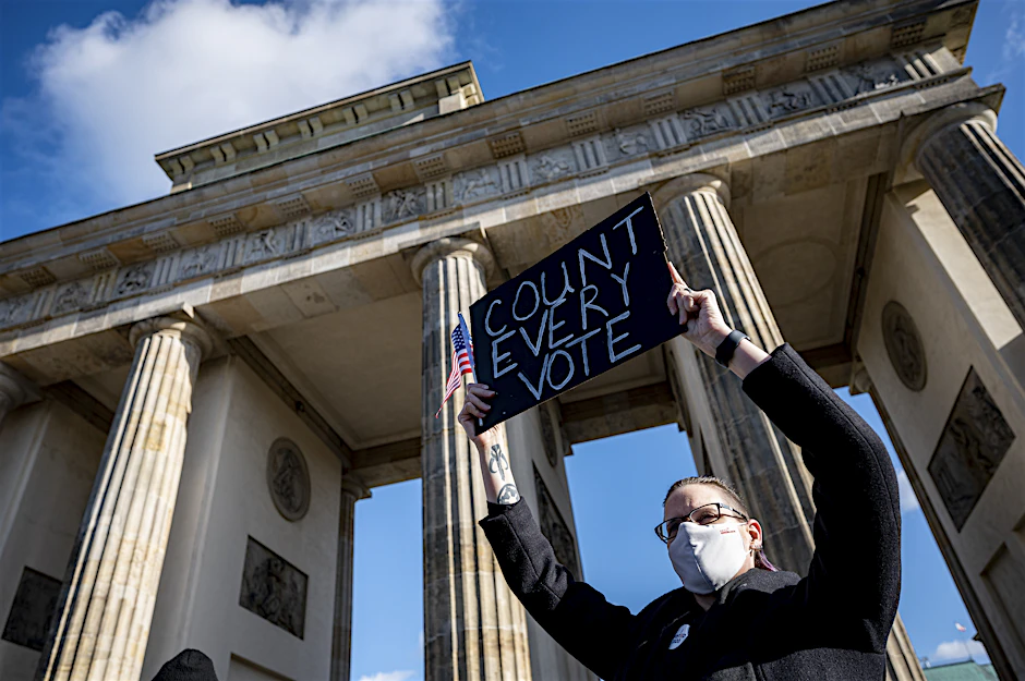 Eine Teilnehmerin auf der Kundgebung unter dem Motto „Friedlicher Übergang der Präsidentschaft und eine demokratische USA“ vor dem Brandenburger Tor in Berlin