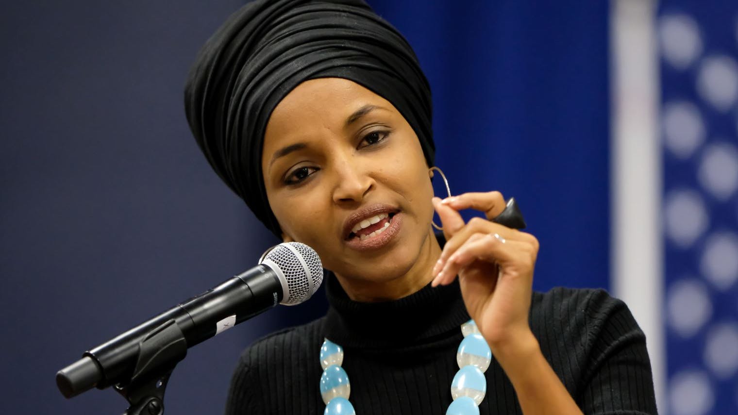 Die demokratische Abgeordnete Ilhan Omar freut sich über den Erfolg ihrer Partei bei der Wahl zum Repräsentantenhaus. 