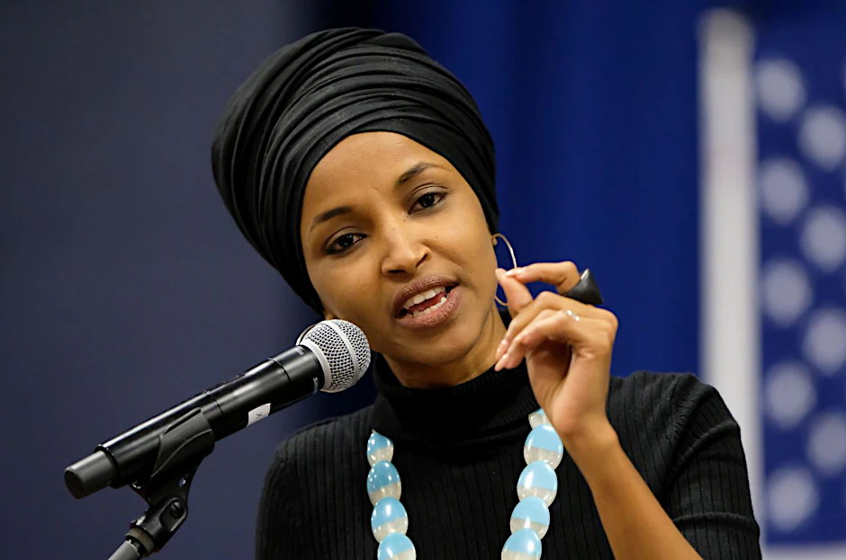 Die demokratische Abgeordnete Ilhan Omar freut sich über den Erfolg ihrer Partei bei der Wahl zum Repräsentantenhaus.&nbsp;