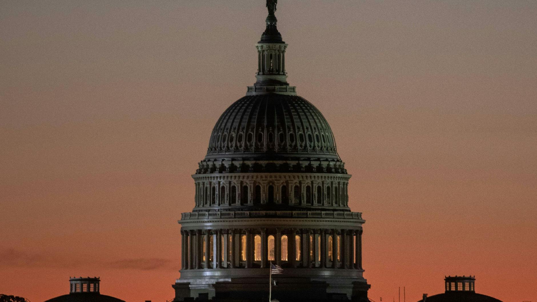 Sonnenaufgang über dem Capitol in Washington <br>