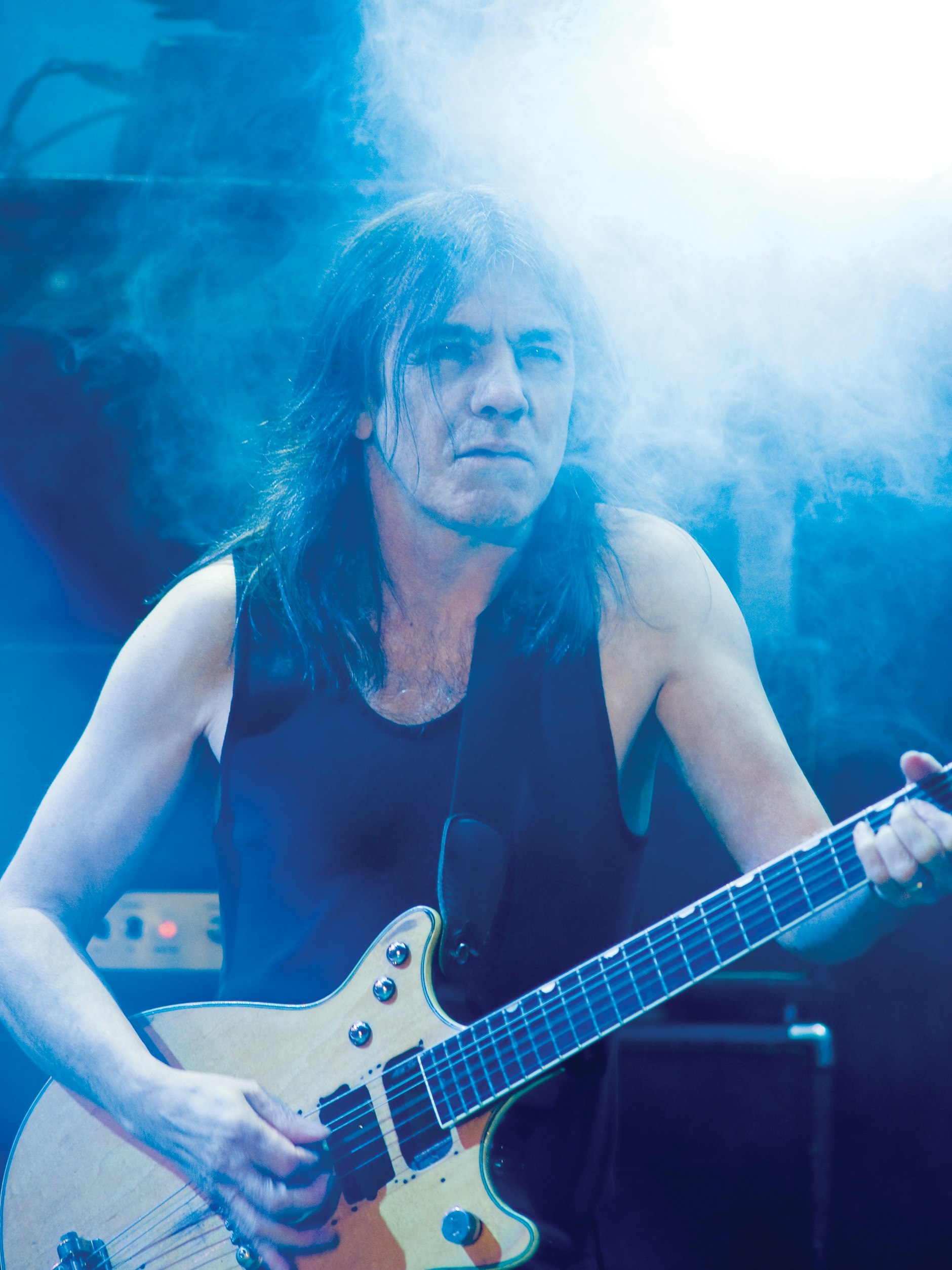 Malcolm Young, Mitgründer der Band, einer der besten Rhythmusgitarristen der Welt, erkrankte schwer an Demenz. Er starb vor fast genau drei Jahren.
