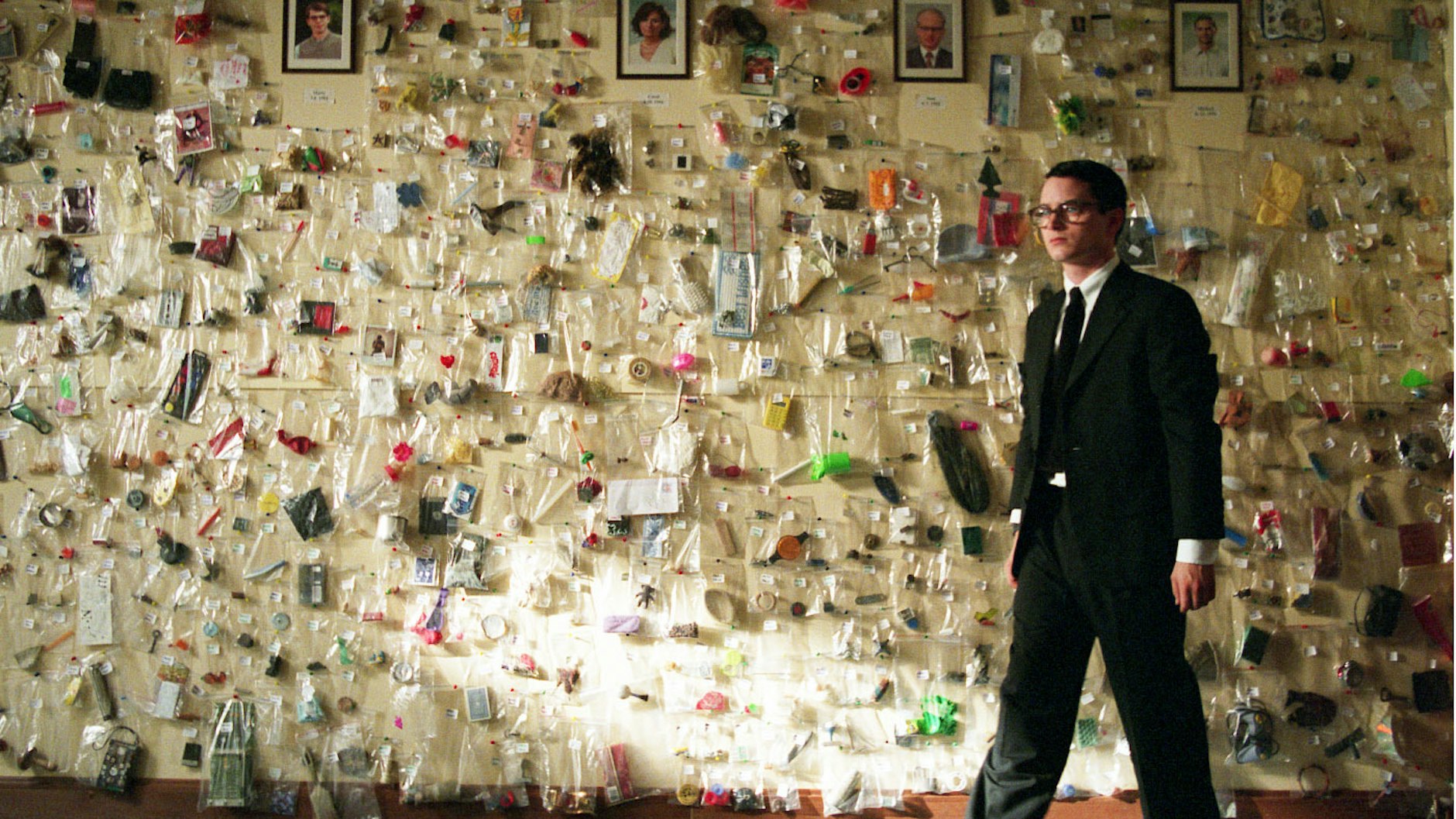 Elijah Wood in der Rolle des jungen amerikanischen Juden Jonathan Safran Foer in einer Szene des Films „Alles ist erleuchtet“. Er sit auf der Suche nach der Geschichte seiner ermordeten Vorfahren. Auch Esther Safran Foer begab sich auf diese Suche.&nbsp;