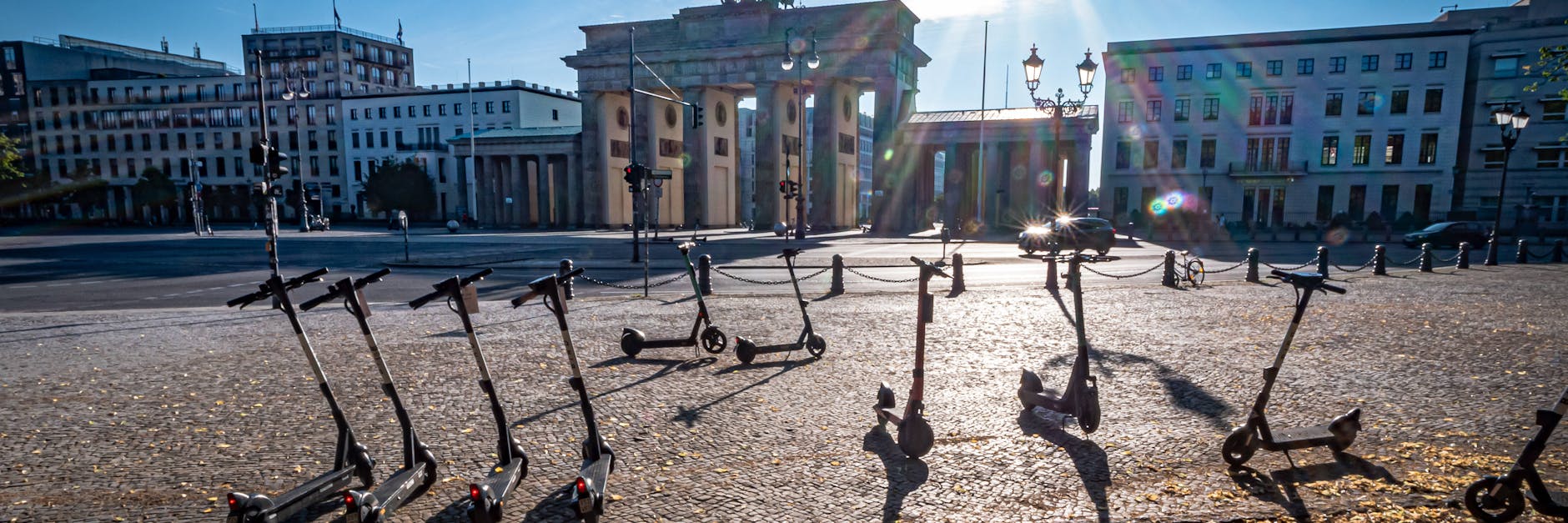 Viele Berliner ärgern sich über Mieträder und E-Tretroller, die auf Bürgersteigen herumstehen. Nun will der Senat die Branche härter regulieren.