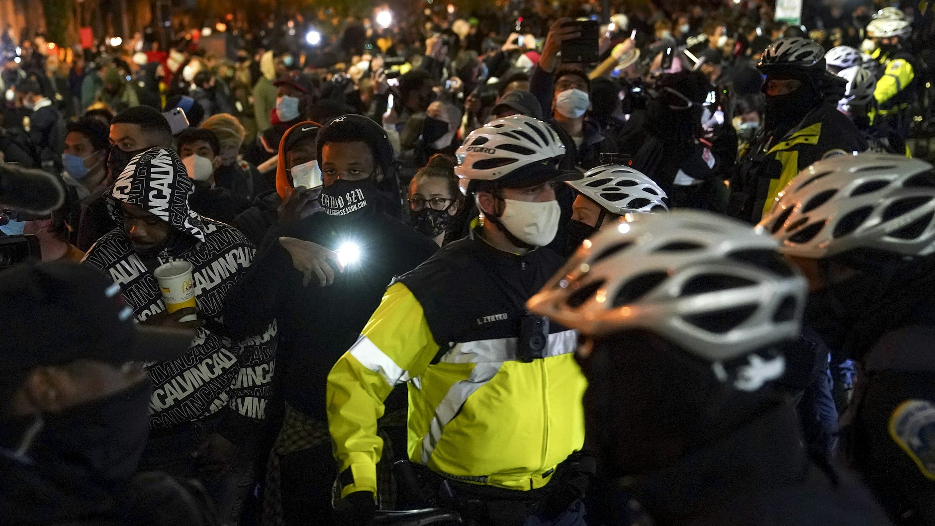 Die Metropolitan Police patrouilliert am Tag der US-Präsidentschaftswahl, während Demonstranten durch die Straßen in der Nähe des Weißen Hauses ziehen.&nbsp;
