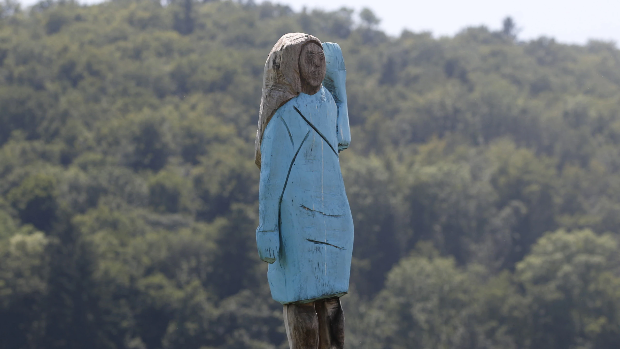 2019 wurde diese Melania Holzskulptur des US-Künstlers Brad Downey in der slowenischen Geburtsstadt der First Lady aufgestellt.&nbsp;&nbsp;