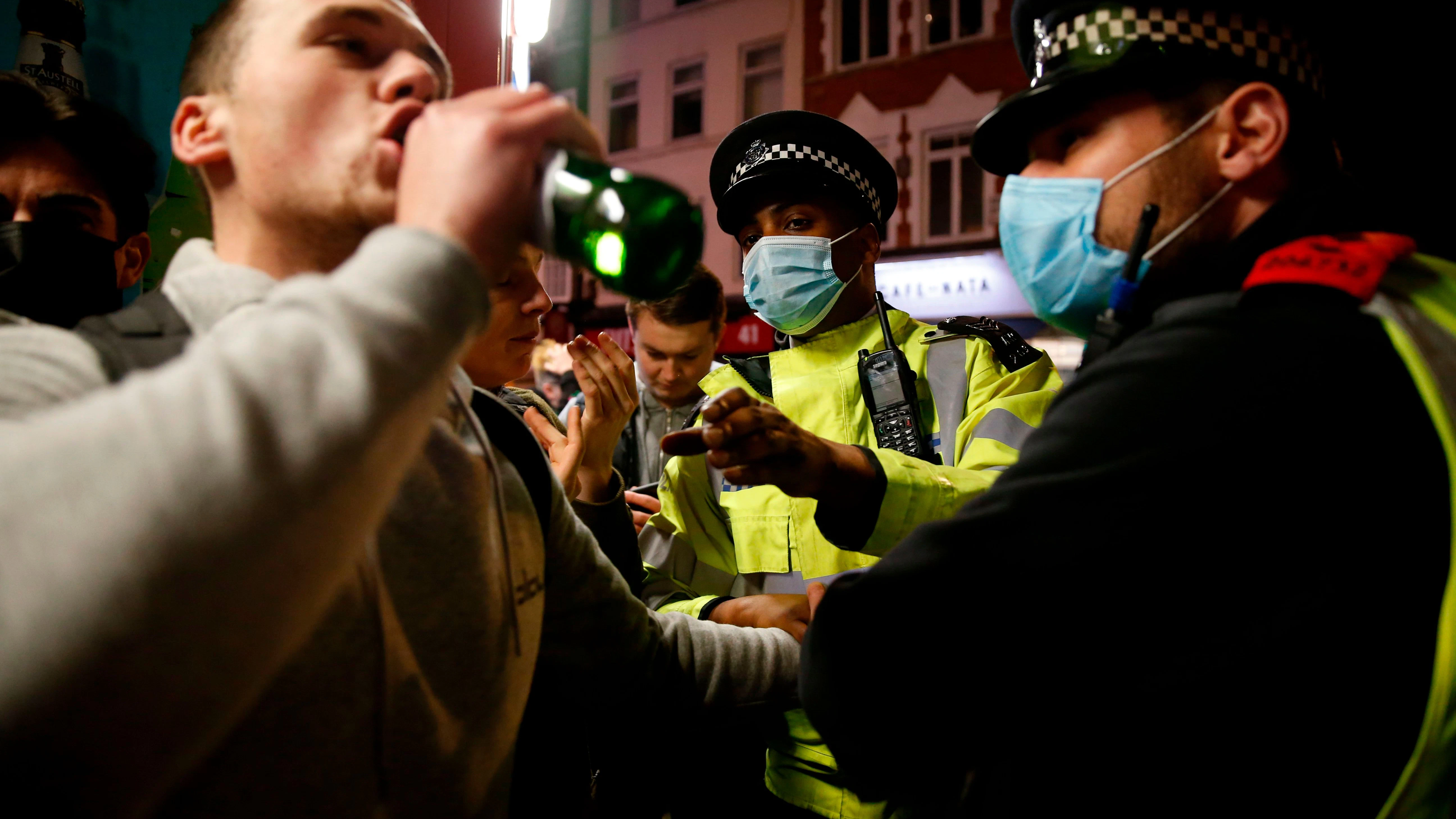 Das große Räumen - mit der Sperrstunde räumten Polizisten die Kneipen und Cafés.