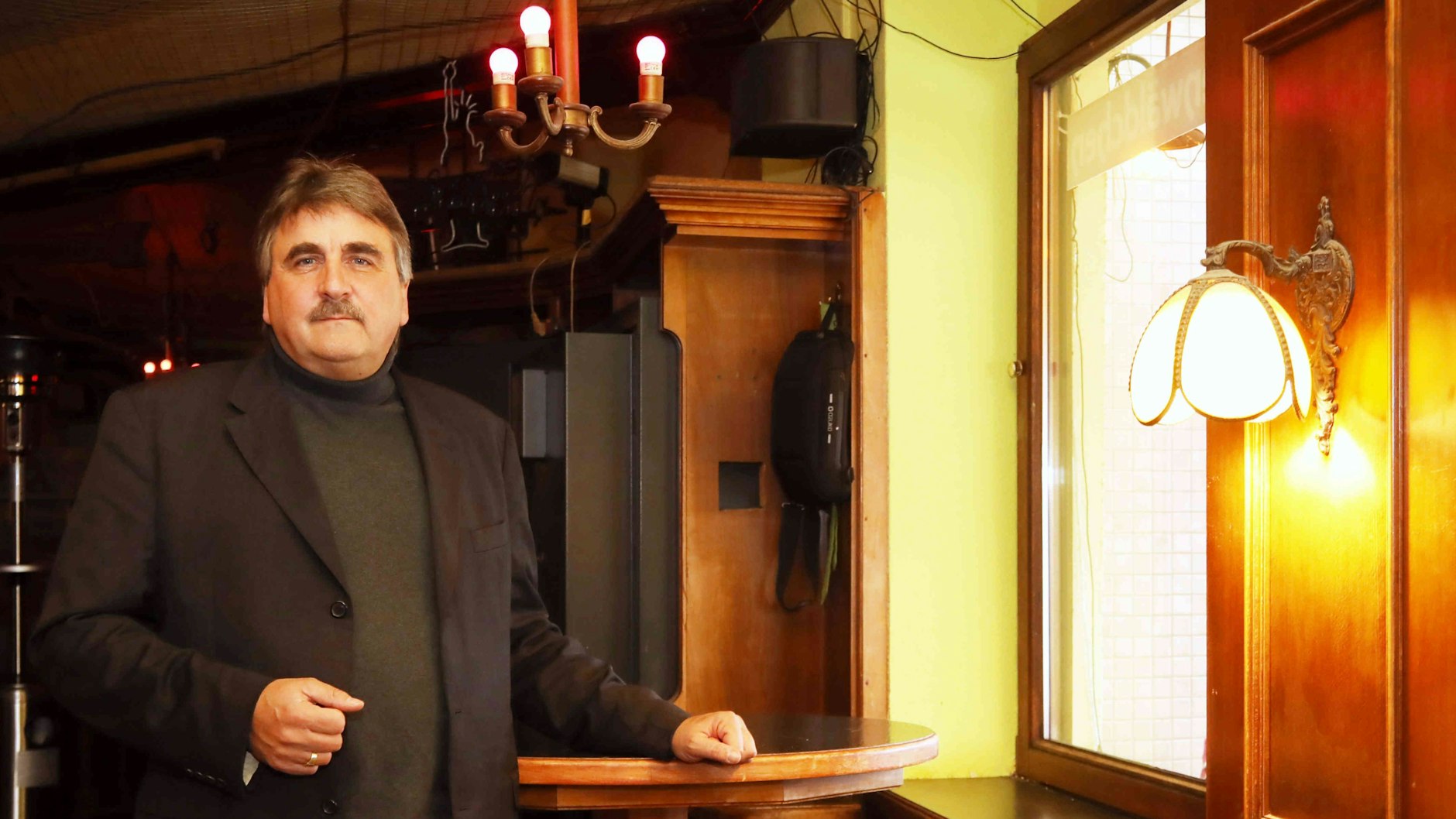 Norbert Raeder sitzt allein in seinem „Kastanienwäldchen“. Kein Gast ist da.