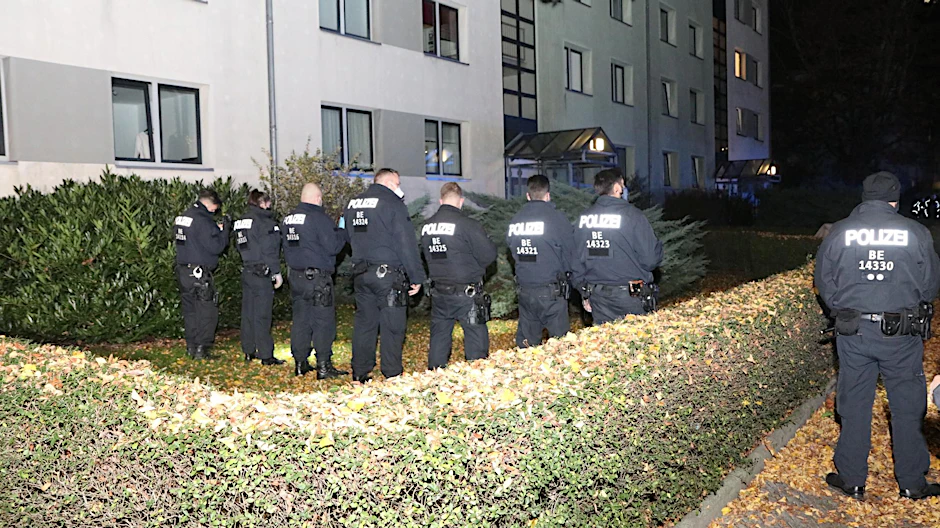 Polizisten suchen an der Köpenicker Landstraße nach der Tatwaffe.