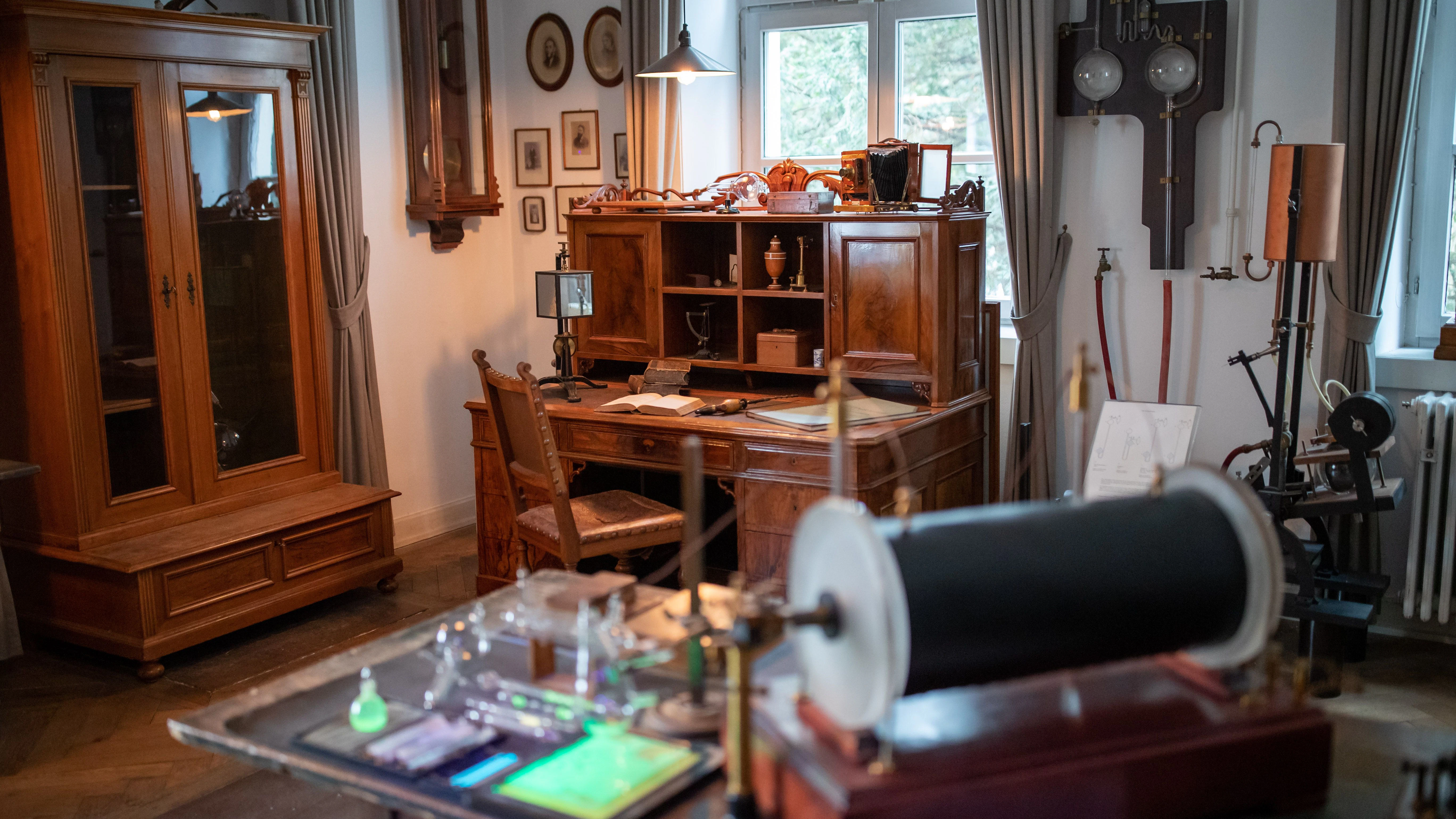 Das Entdeckungslabor mit dem Schreibtisch des Physikers Wilhelm Conrad Röntgen in der der Röntgen-Gedächtnisstätte in Würzburg.