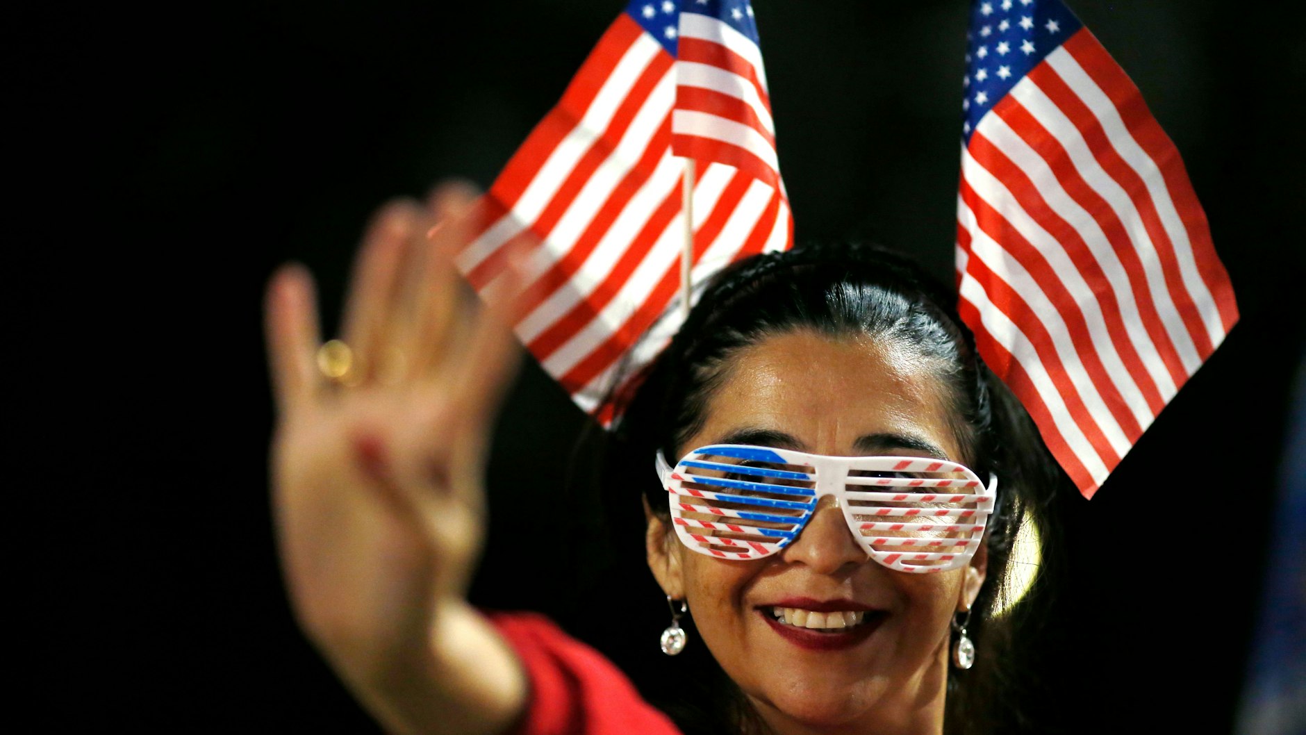 Eine Unterstützerin von Präsident Trump winkt am Tag der US-Präsidentschaftswahl anderen Unterstützern zu.&nbsp;