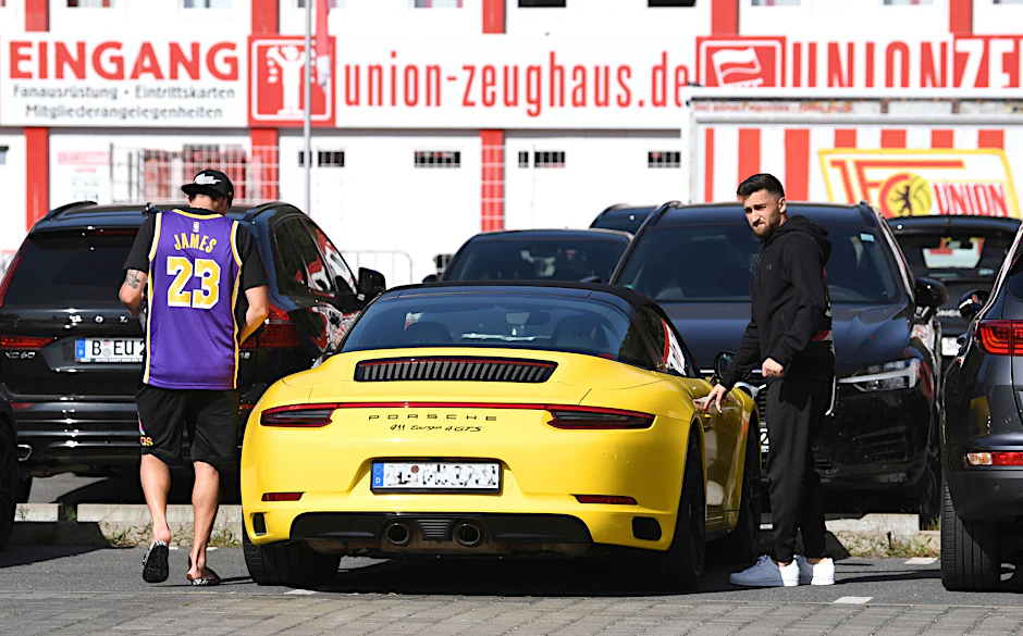 Max Kruse (l.) ist gern mal mit einem flotten Auto unterwegs.