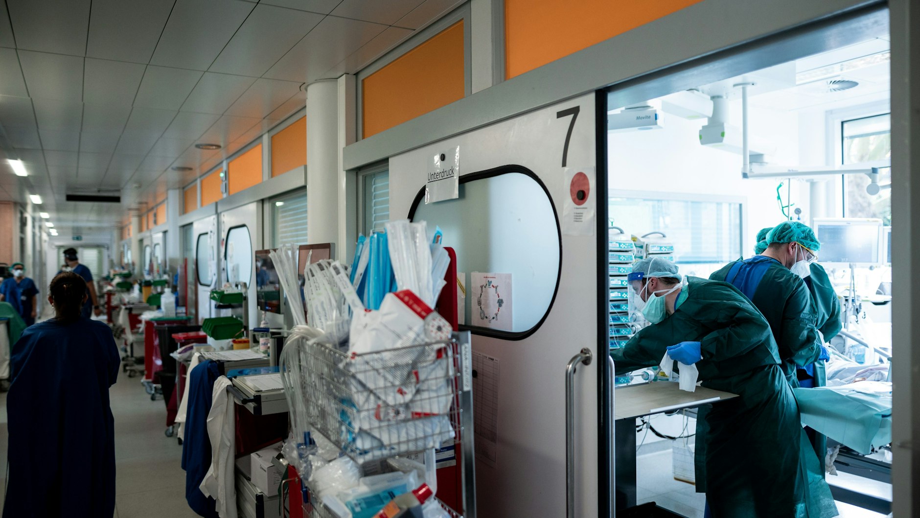 Patienten mit Corona-Infektion werden auf einer Intensivstation betreut.&nbsp;