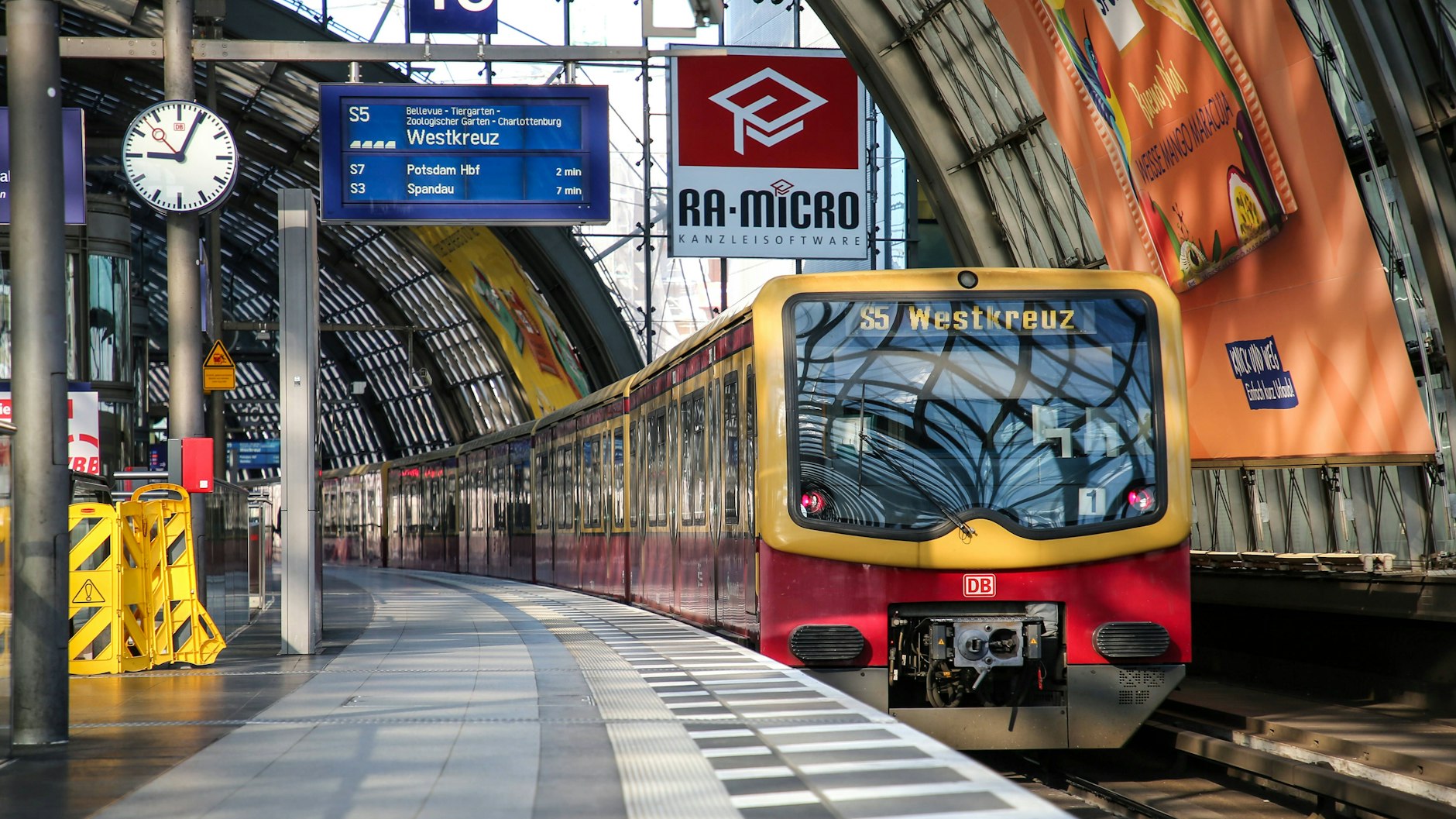 Ein Zug der S-Bahn-Linie S5 im Berliner Hauptbahnhof. Wegen Stellwerksarbeiten müssen Fahrgäste im Januar längere Fahrzeiten einkalkulieren.