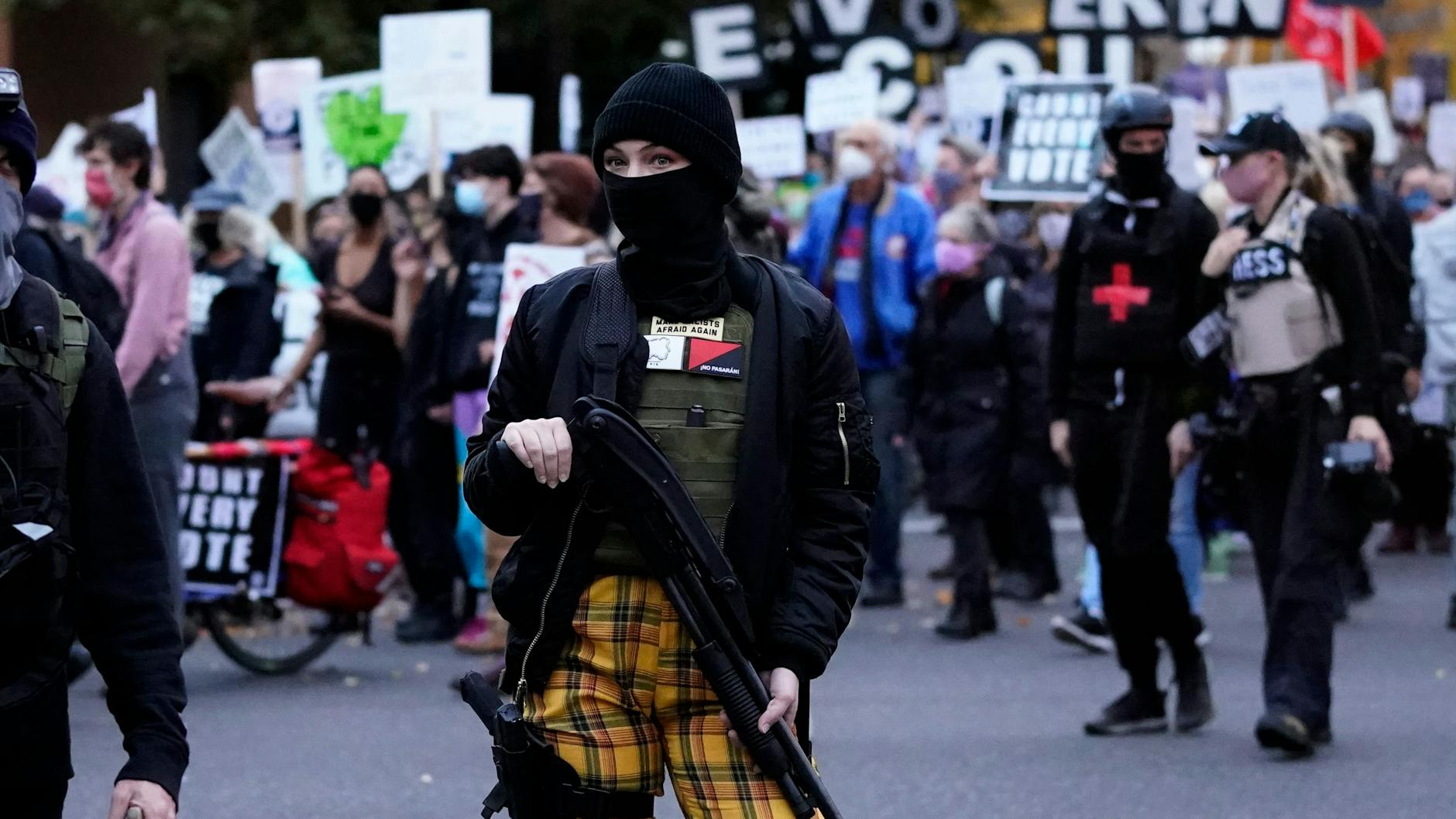 Eine Frau trägt während einer Demonstration für die Auszählung aller Stimmen im Rahmen der Präsidentschaftswahl eine Waffe. 