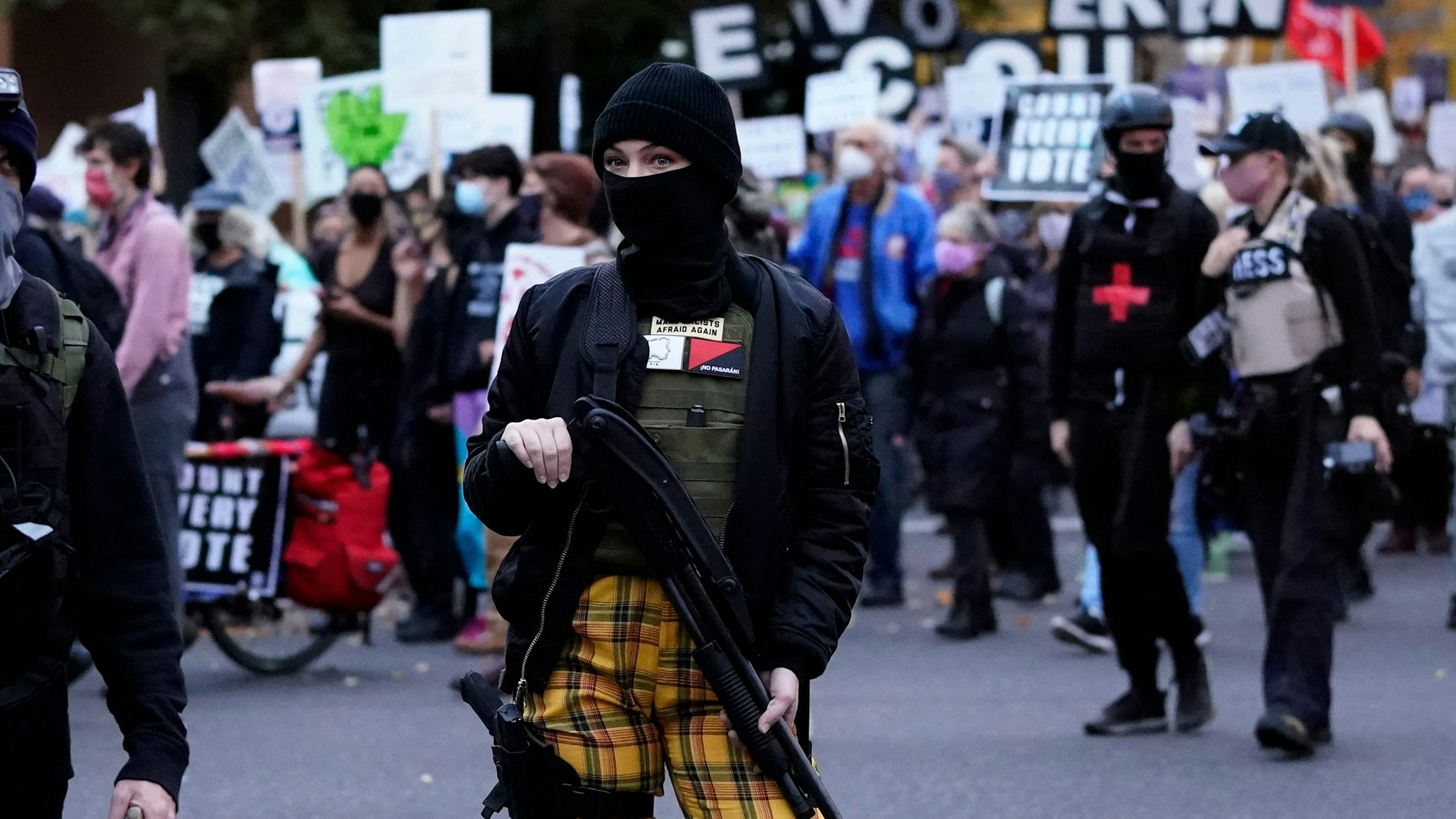 Eine Frau trägt während einer Demonstration für die Auszählung aller Stimmen im Rahmen der Präsidentschaftswahl eine Waffe.&nbsp;