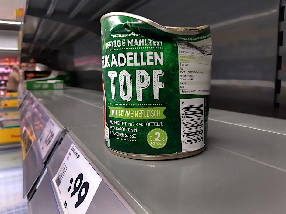 Eine verbeulte Konservendose gibt es noch in diesem Supermarktregal, ansonsten haben pünktlich zum neuen Lockdown Hamster wieder alles weggeschnappt.