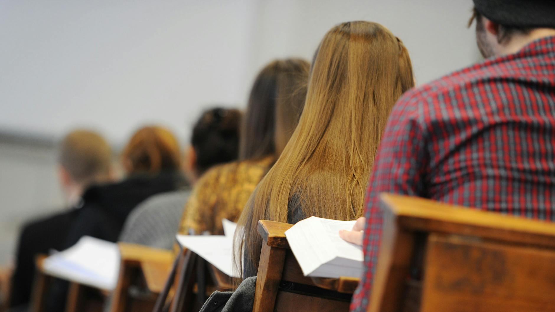 Vorlesung zum Thema Recht in einem Hörsaal im Hauptgebäude der Humboldt-Universität zu Berlin.