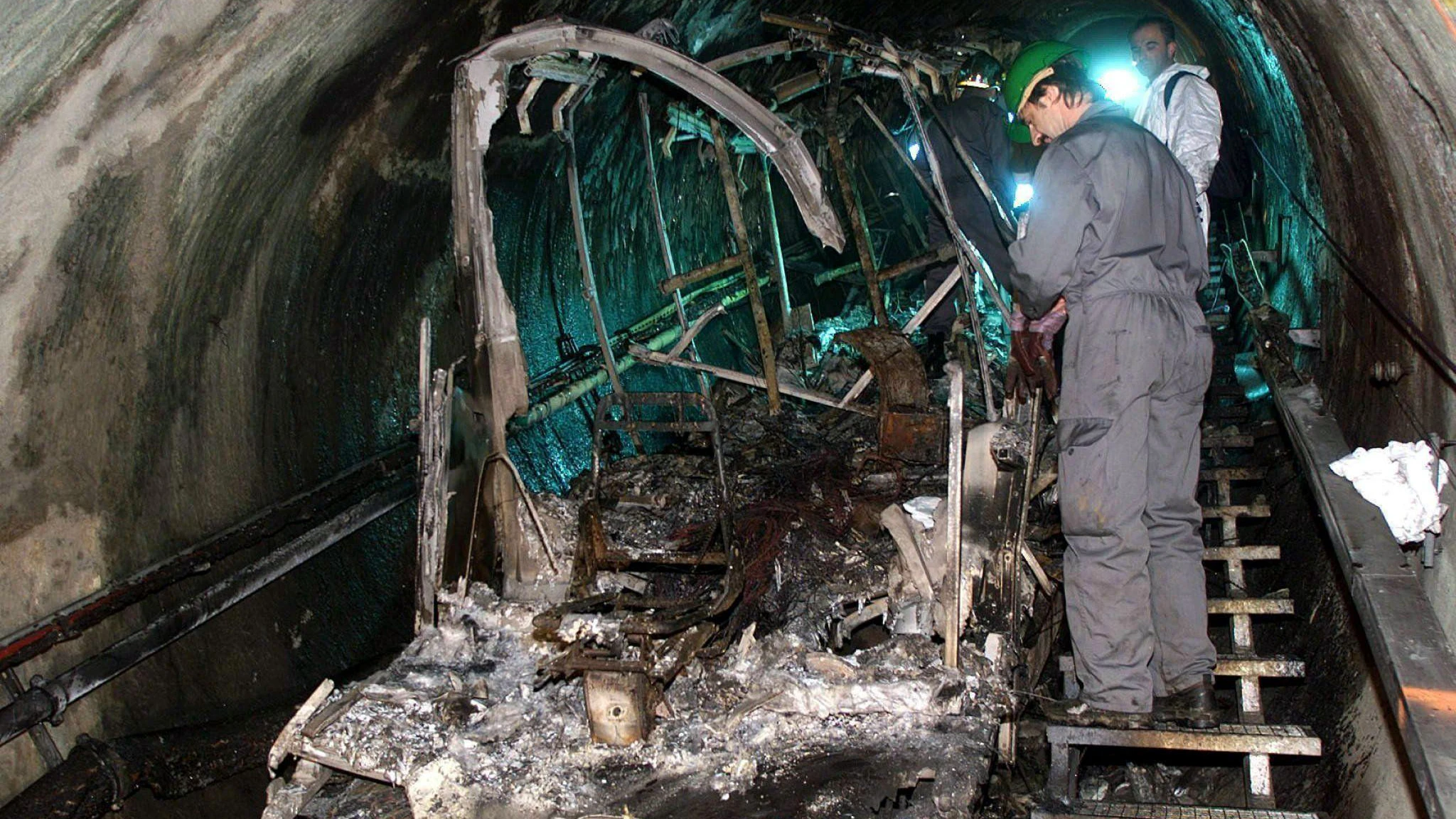 Bergungsarbeiter bei der Inspektion von Überresten der verbrannten Tunnel-Gletscherbahn am Kitzsteinhorn bei Kaprun am 16. November 2000.&nbsp;
