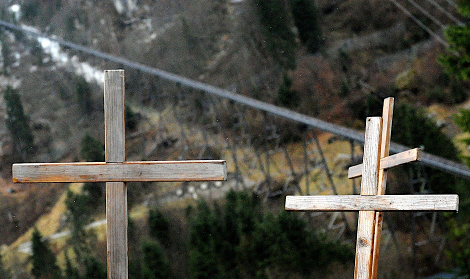 Holzkreuze sind während der Gedenkfeier zum 10. Jahrestag der Kapruner Katastrophe im Jahr 2010 in der Gedenkstätte zu sehen.&nbsp;