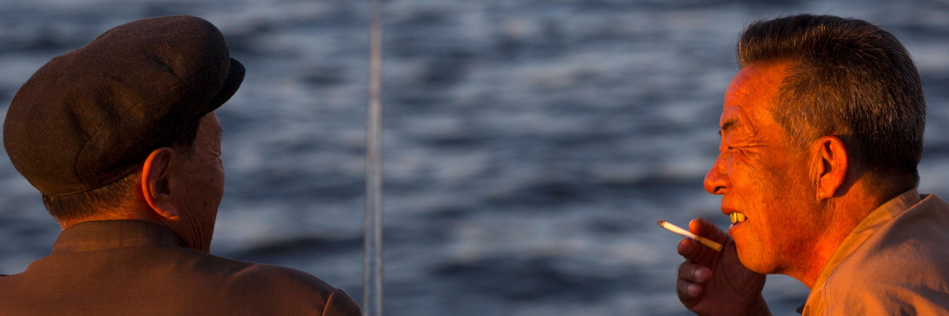 Hier darf offenbar noch geraucht werden: Zwei Nordkoreaner beim Angeln. 