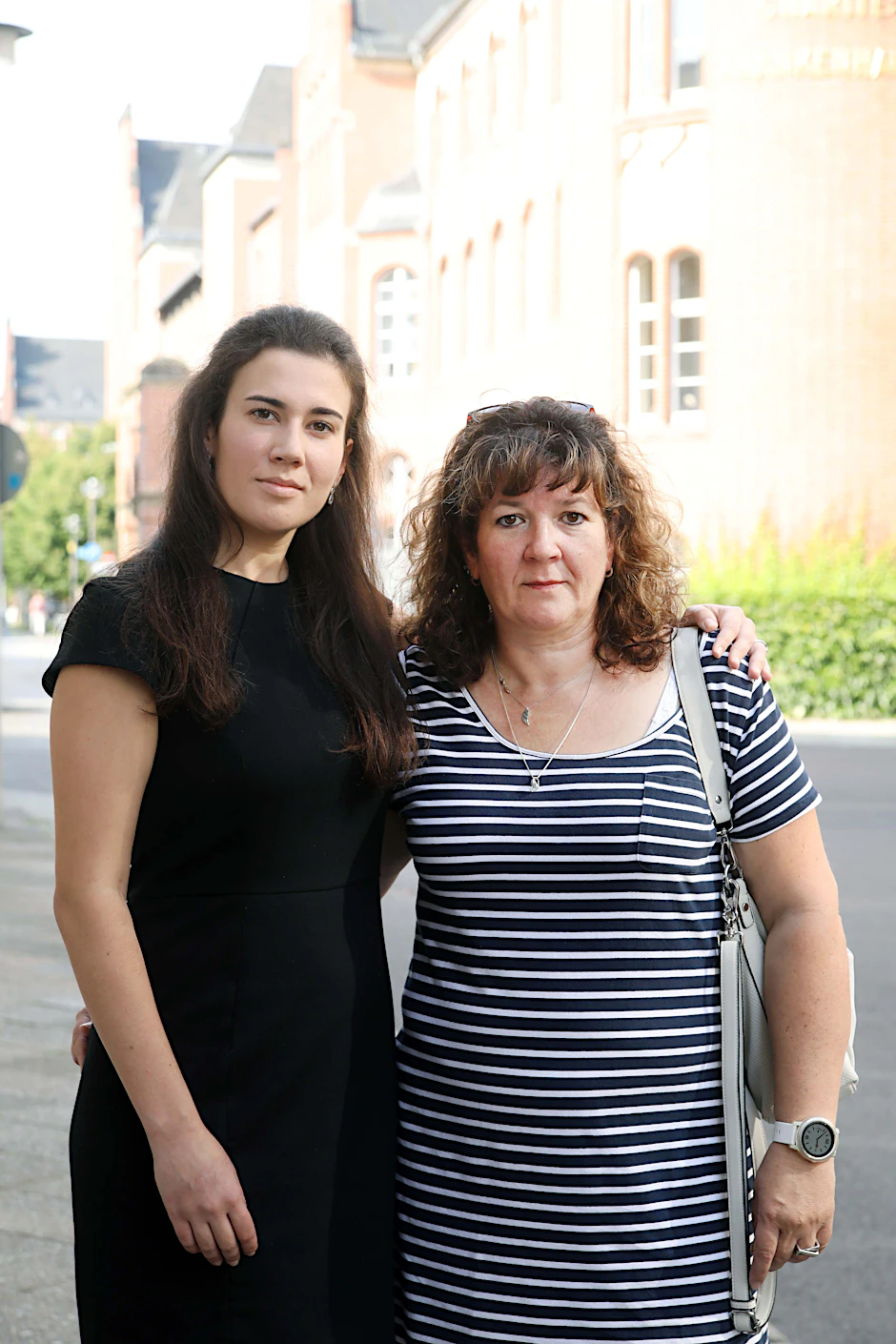 Mutter Ilka und Tochter Jessica vor der Charité, wo Oliver Ritter an Covid-19 verstarb.