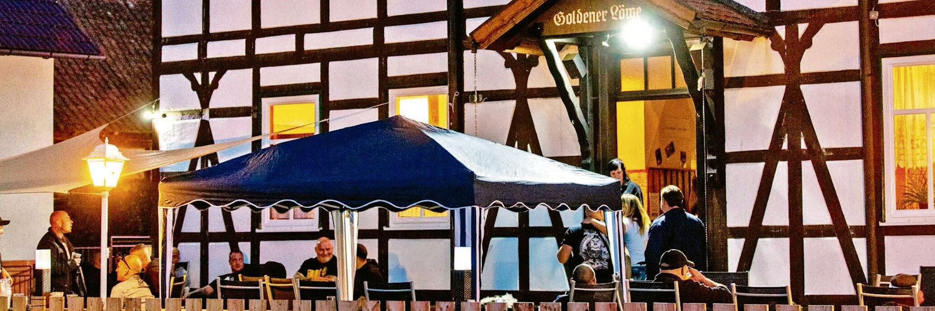 Besucher aus der rechten Szene treffen sich 2018 zu einem Neonazi-Konzert in Thüringen.