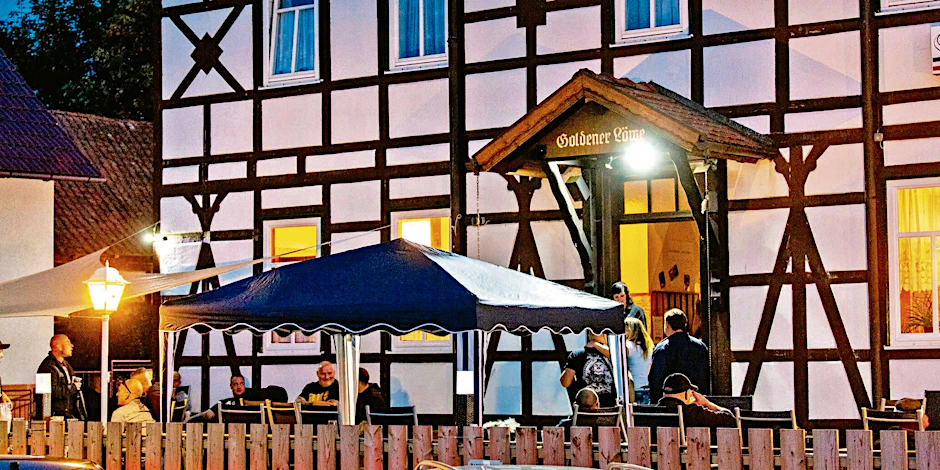 Besucher aus der rechten Szene treffen sich 2018 zu einem Neonazi-Konzert in Thüringen.