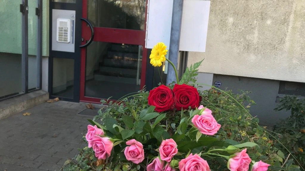 Anwohner legten am Morgen nach der Tat vor dem Wohnhaus an der Köpenicker Landstraße Blumen ab.