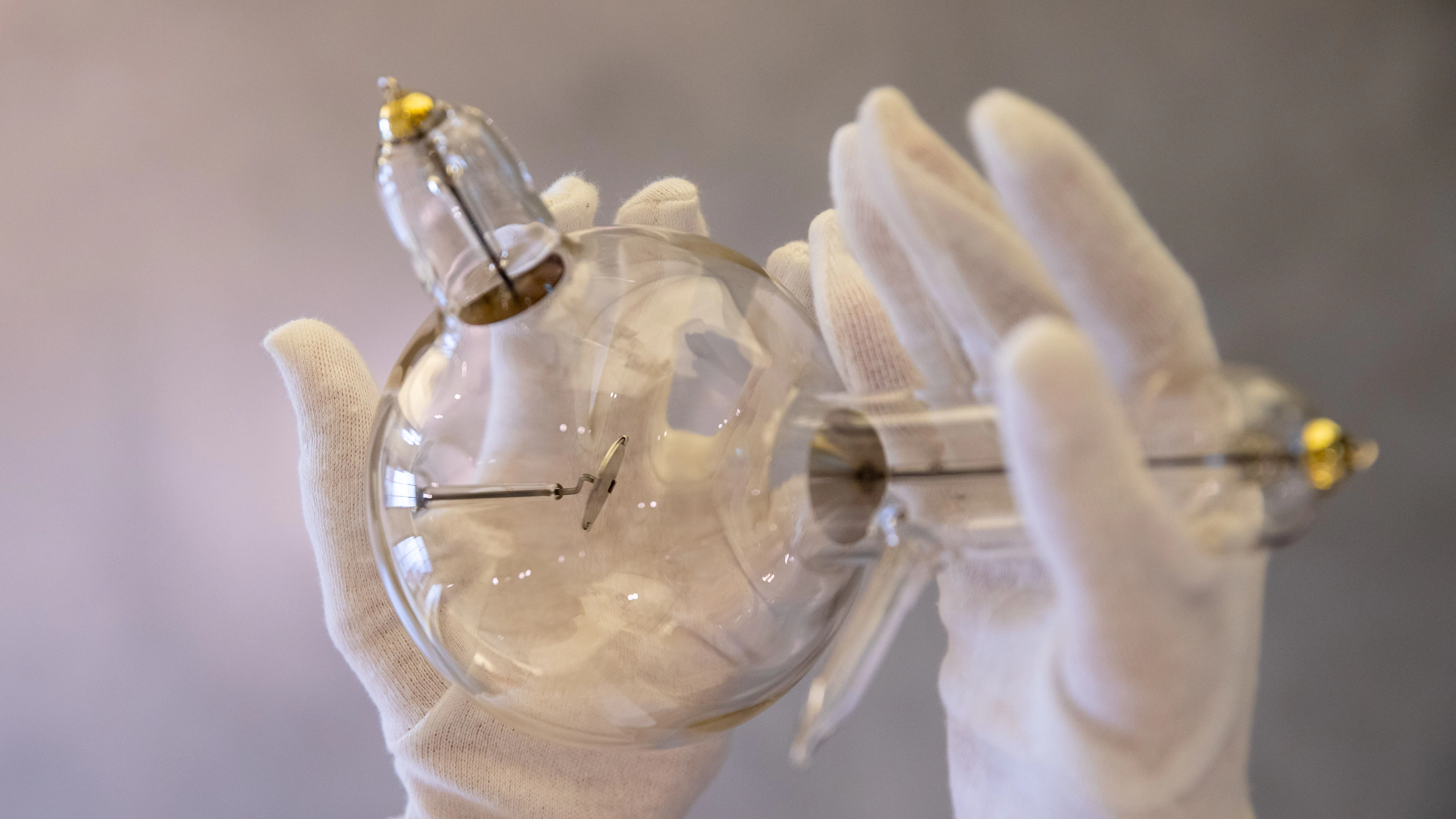 Der Nachbau eine historischen Röntgenröhre von 1896 für medizinische Anwendungen ist im Museum für Medizintechnik „Siemens Healthineers MedMuseum“ ausgestellt.&nbsp;&nbsp;
