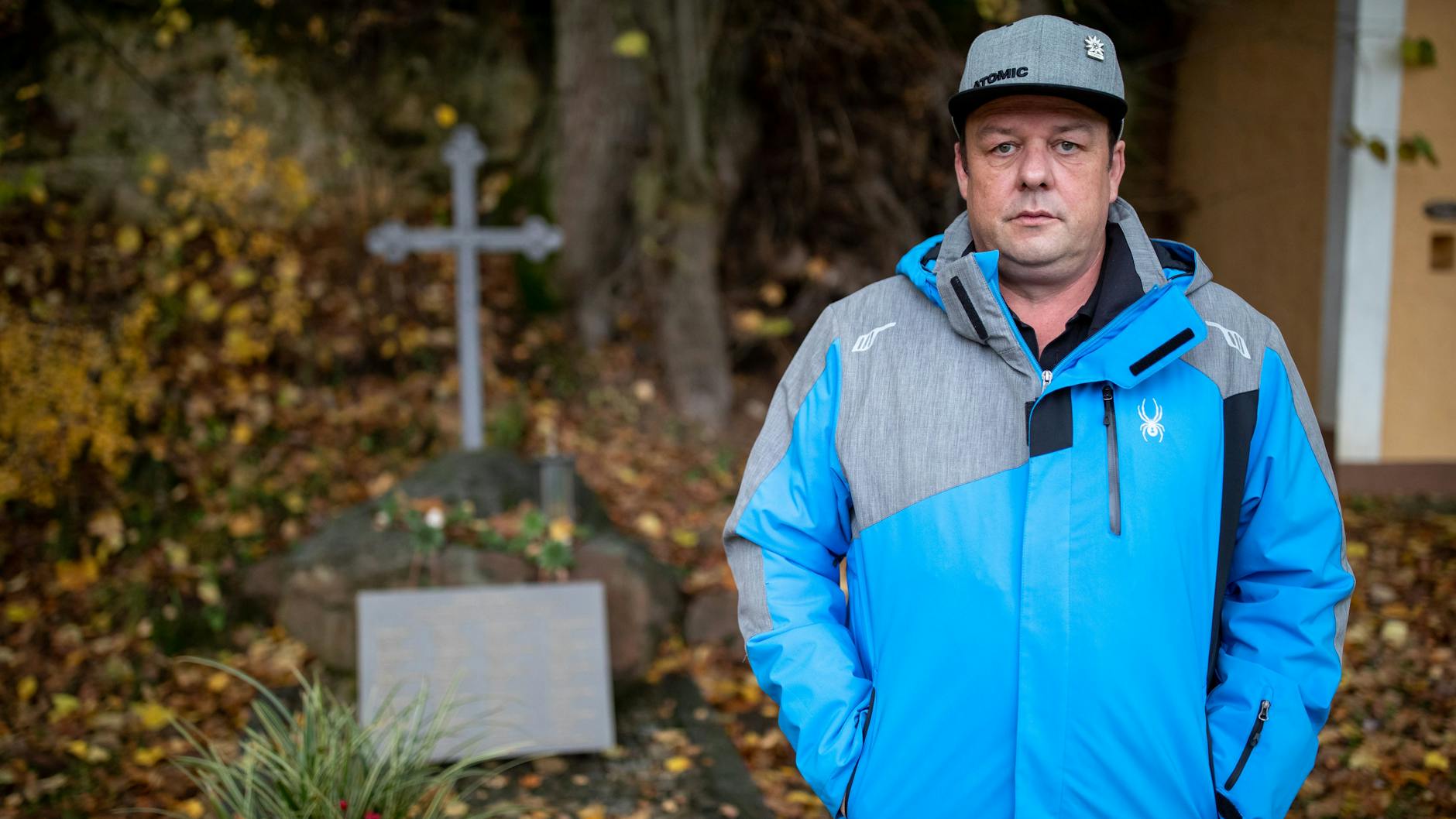 Markus Hiltel, Vorsitzender des Ski-Clubs Unterweißenbach, ein Ortsteil von Vilseck, steht an einem Gedenkstein für die Opfer von Kaprun.