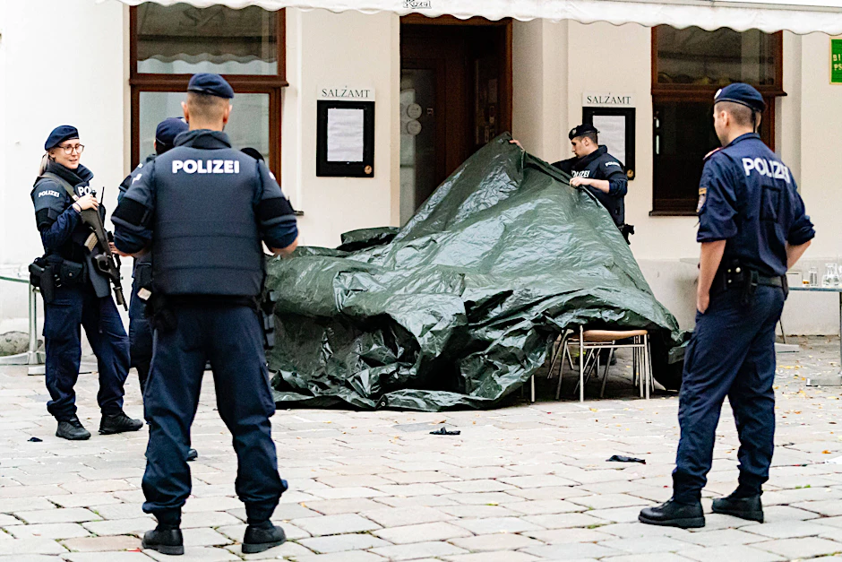 Terrorangriff in Wien: Polizisten decken den Tatort vor einem Restaurant ab. Vier Passanten starben bei dem islamistisch motivierten Anschlag.