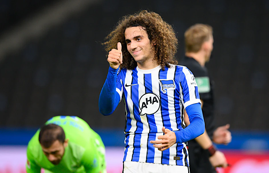 Daumen hoch für den Sieg: Arsenal-Leihgabe Matteo Guendouzi (21) soll in Augsburg für mehr Sicherheit und Schwung sorgen.