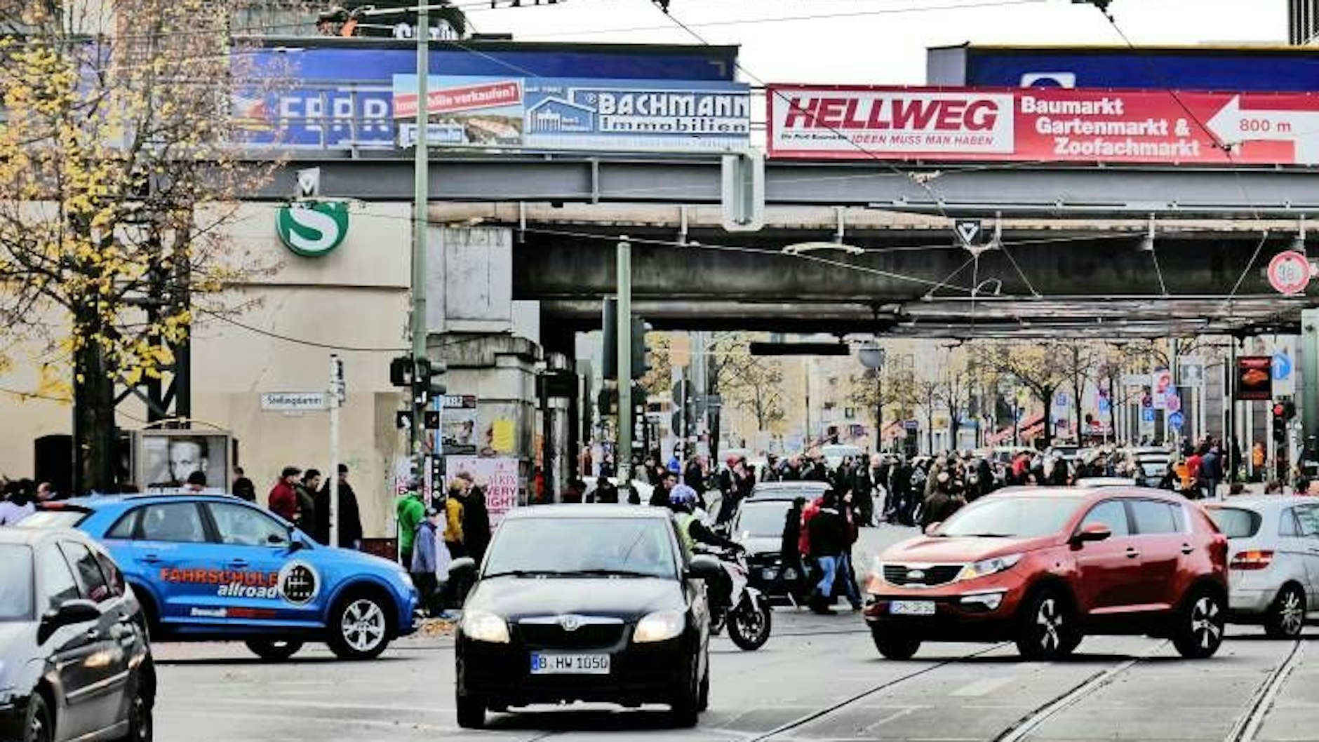 Mit einer neuen Umgehungsstraße durch den Wald neben dem Stadion An der Alten Försterei soll die Bahnhofstraße in Berlin-Köpenick entlastet werden.