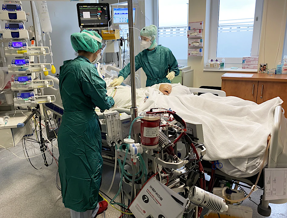 Corona-Pandemie: Blick in ein Krankenzimmer auf einer Intensivstation (Symbolbild).