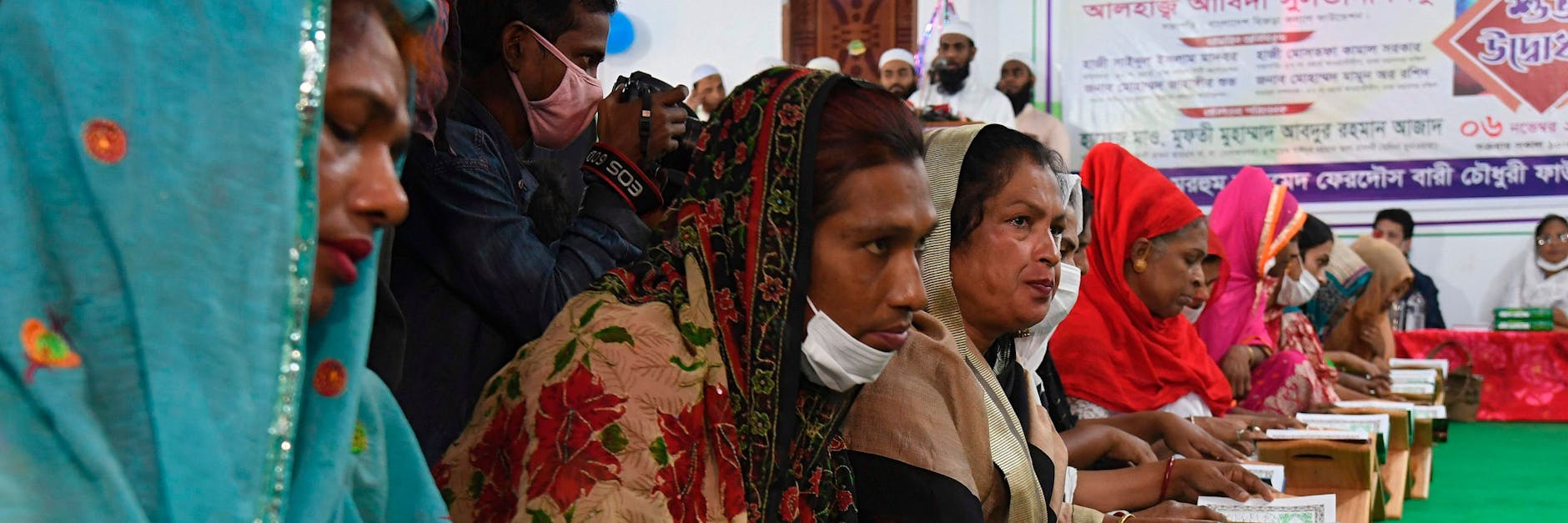 Transgender-Frauen in Bangladesch beim Lesen des Korans. 