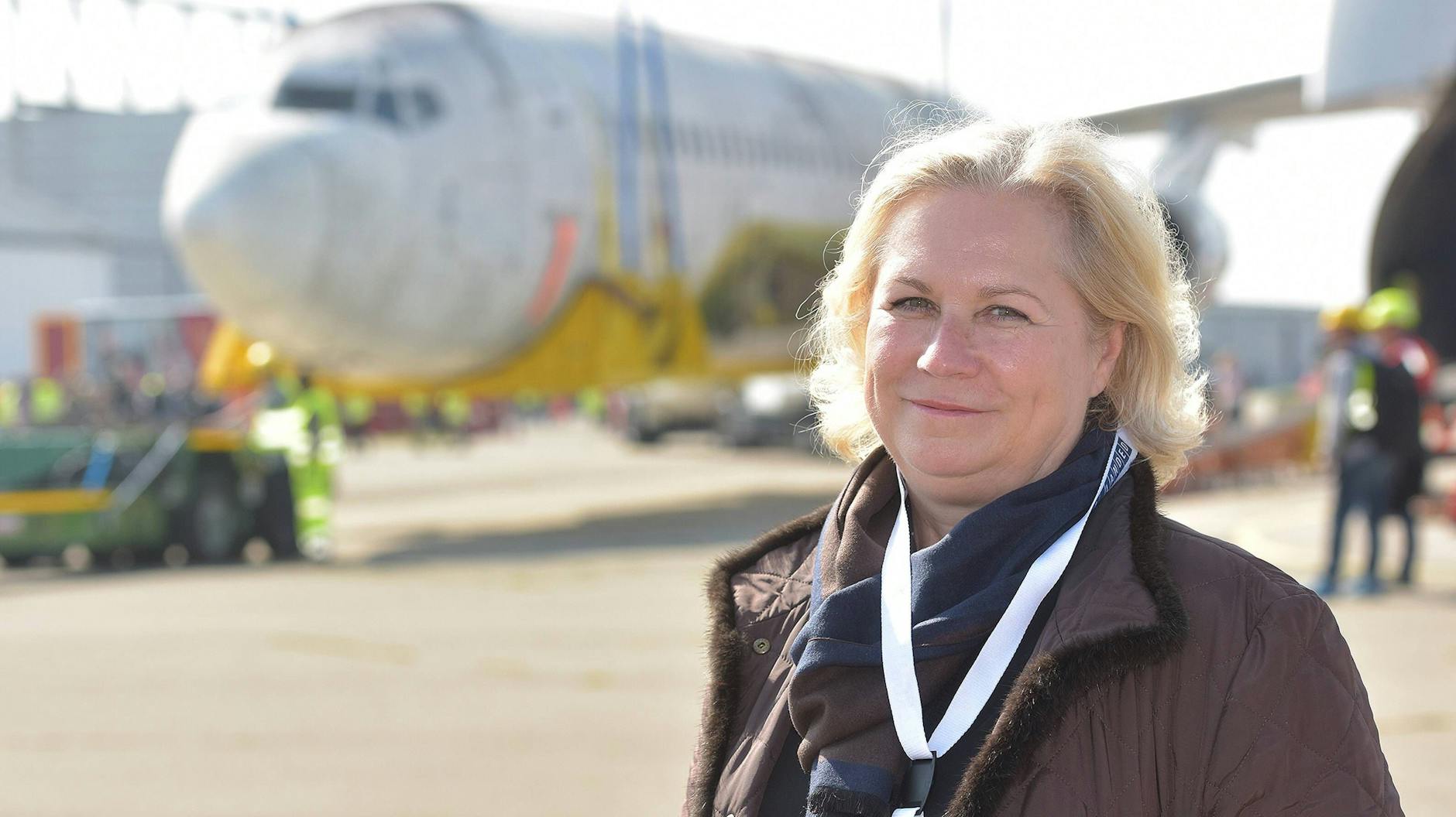 Gabriele von Lutzau vor der „Landshut“-Boeing in Friedrichshafen. Die einstige Stewardess und Geisel kämpft dafür, dass die Maschine als Gedenkort und Museum künftig in Tempelhof steht.