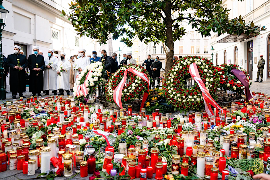 Blumen und Kerzen in der Nähe des Tatorts des Anschlages in Wien.