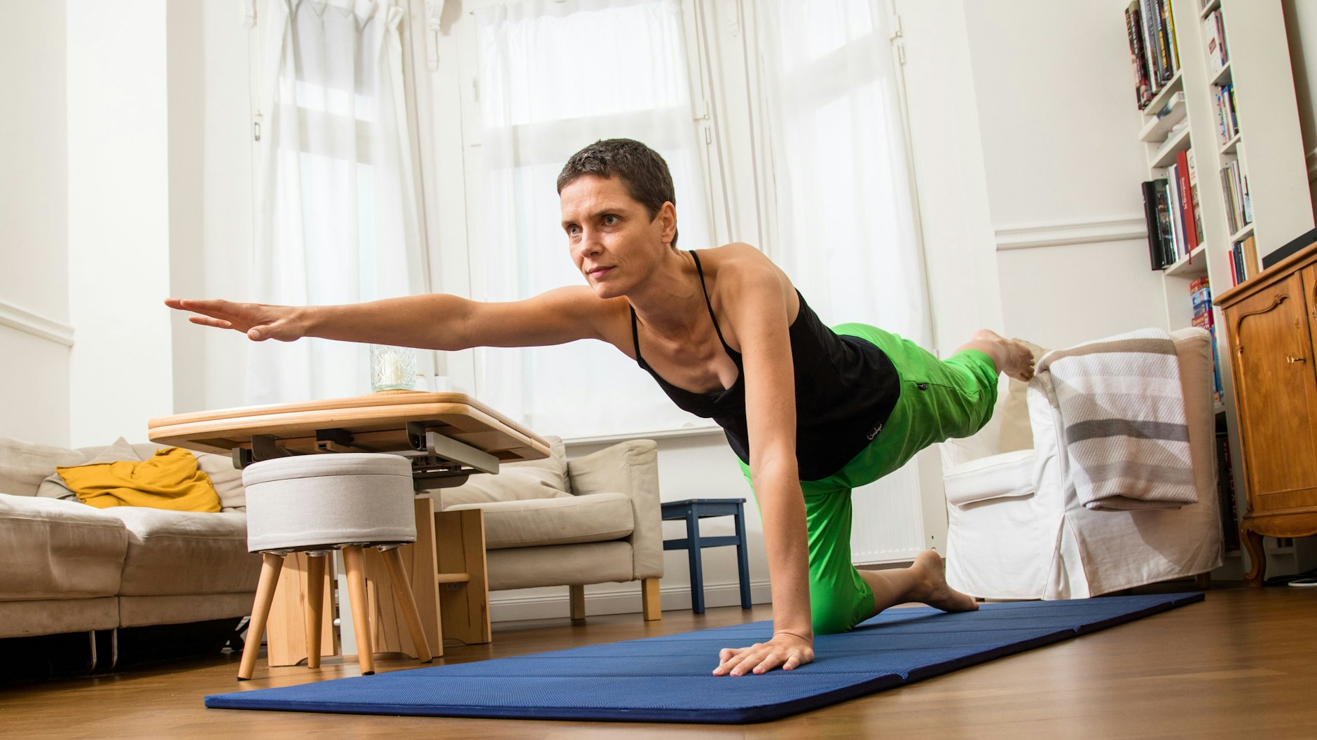 Kräftigend und zugleich koordinativ anspruchsvoll ist das diagonale Anheben von Arm und Bein im Vierfüßler-Stand.&nbsp;
