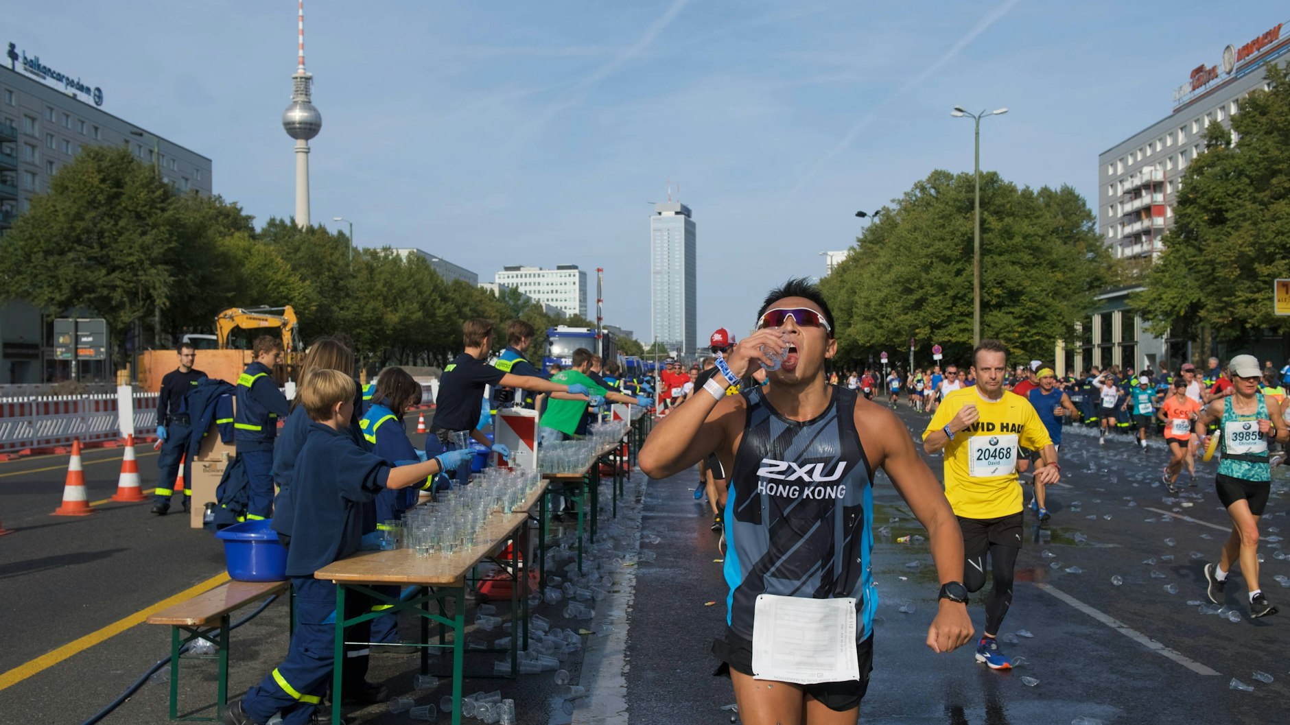 Gerade bei längeren Läufen wie dem Berlin Marathon ist eine gleichmäßige Flüssigkeitszufuhr besonders wichtg.