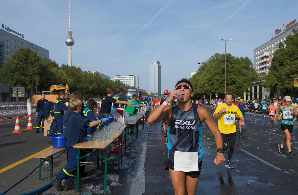 Gerade bei längeren Läufen wie dem Berlin Marathon ist eine gleichmäßige Flüssigkeitszufuhr besonders wichtg.