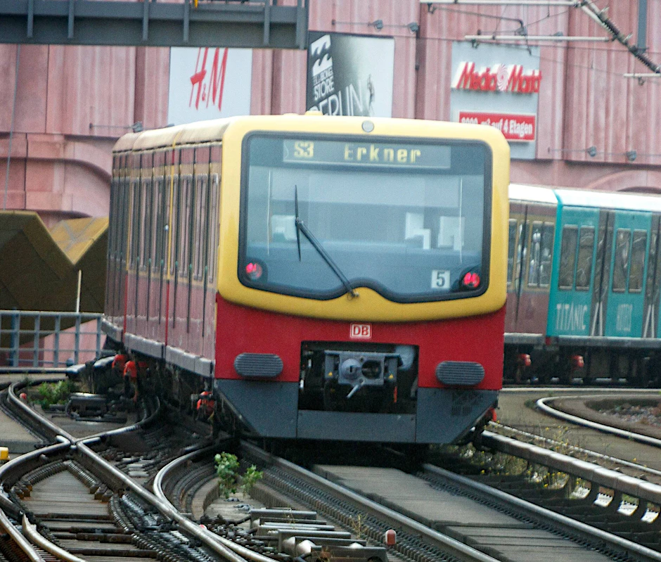 Auf vielen Strecken müssen S-Bahn-Fahrgäste mit Baustellen rechnen. Besonders weitreichende Einschränkungen sind im Osten Berlins geplant.
